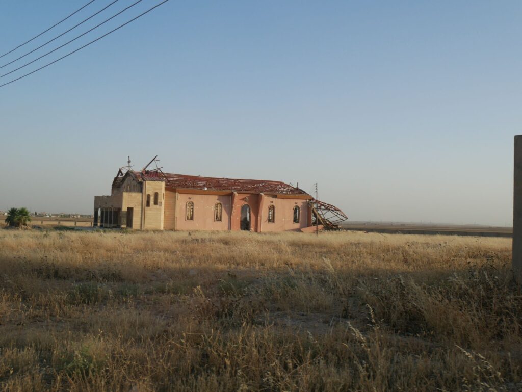 Église brûlée par Daech dans la plaine de Ninive
